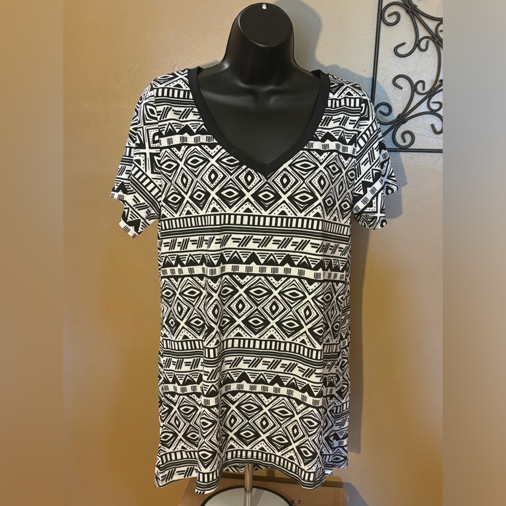 Lularoe Aztec Blk/Wht Christy Tee